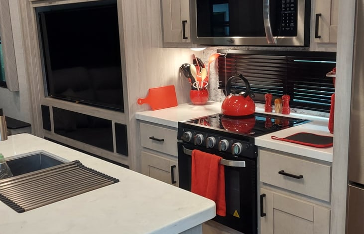 LARGE FULLY STOCKED KITCHEN- POTS, PANS, UTENSILS. TOASTER, KURIG COFFEE MAKER, ICE MAKER.   JUST BRING FOOD AND DRINKS.