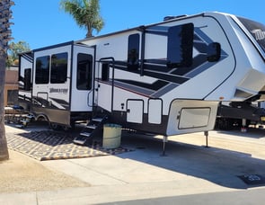 Grand Design Momentum M-Class 351M