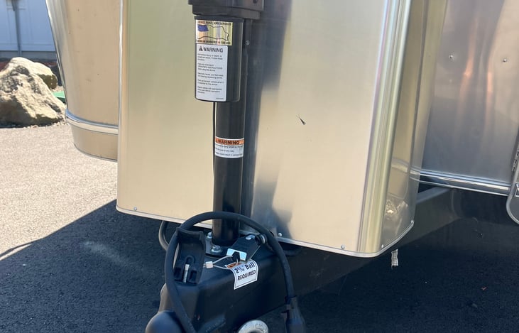 Auto jack with level makes it super easy to load/off load.  Propane tanks...2 @ 5 gallons each