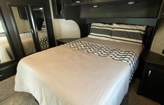 2018 Dutchmen Voltage 3305 Toyhauler