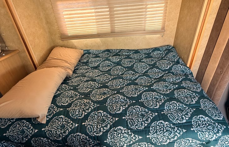 By day it’s your lounge spot, by night it converts into a comfy bed—quick and easy setup! 🛋️➡️🛏️