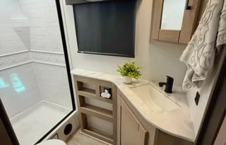 2021 Cruiser Twilight *King and Bunks* (BRFL 1818)