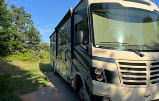 Harvey the RV - King bed & bunks, 2 A/Cs, Sleeps 8