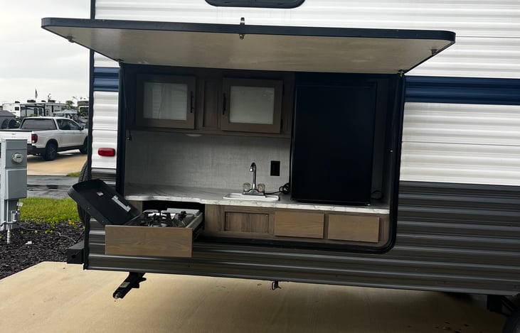 Roomy outdoor kitchen