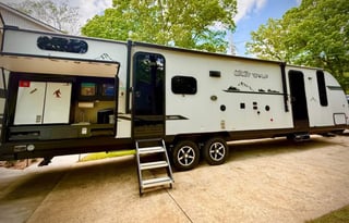 Luxury Black Label RV Sleeps 9 - Outdoor Kitchen