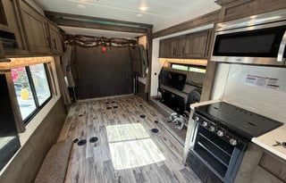 Luxury Sandstorm Toy Hauler | Sleeps 6+ | Delivery