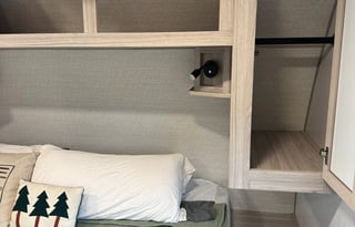 Easy Luxury Getaway! King Bed!