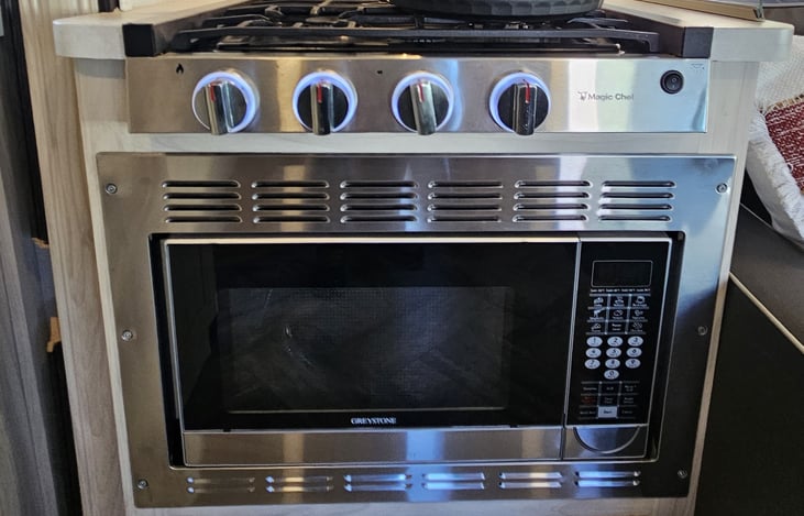 Conventional/Microwave oven, 4 burners cooking top