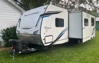 2022 Freedom Express 29SE Sleeps up to 10!