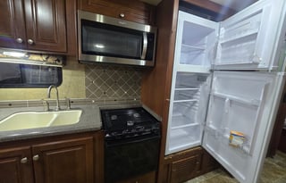 2014 Thor Motor Coach Miramar 32 1