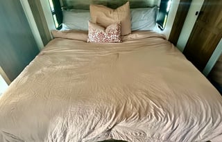 Upscale Getaway On Wheels  (DELIVERY ONLY)