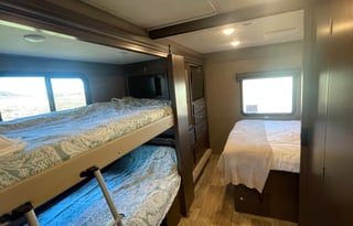 Comfy 2020 Thor 30’ Freedom Elite Bunkhouse