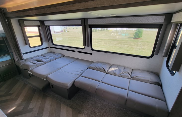 VersaLounge and U-Shape Dinette | Sleeping configuration with both Jackknife couch and dinette arrangement