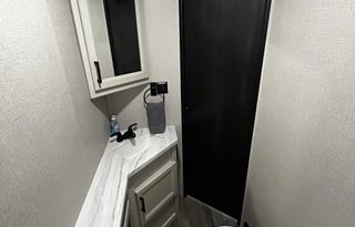 26' w/ Private Queen Suite & Bunks - Delivery only