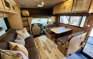 Coachmen, Sleeps 8, Queen Bed in Primary!