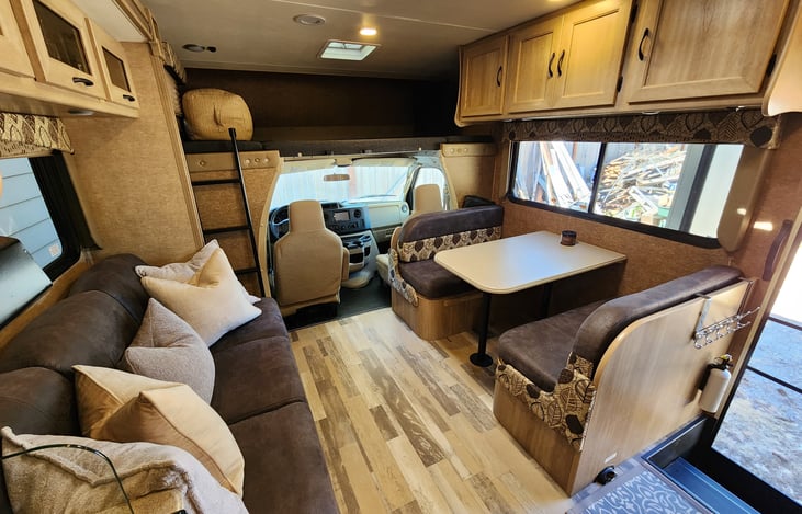 Light & spacious interior with room for everyone!