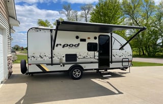 Sleeps 5, lots of upgrades! 600W solar system