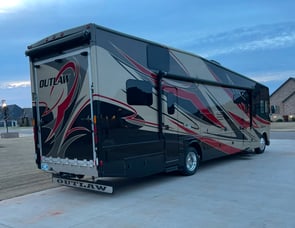 Thor Motor Coach Outlaw 37LS
