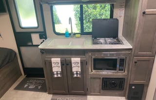 Sleeps 6 Outdoor kitchen Smart TV and SUV towable!