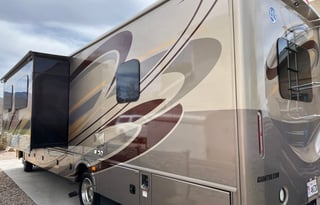 Holiday Rambler Admiral 32V