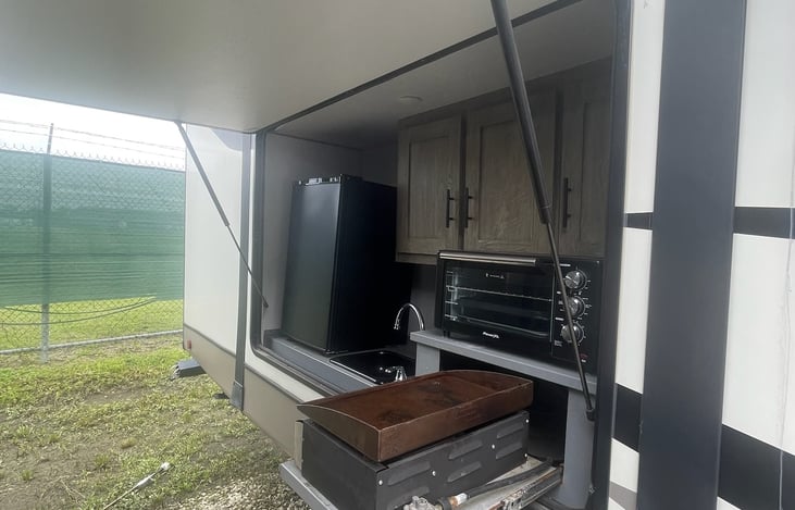Oitdoor kitchen, griddle, oven, fridge, sink