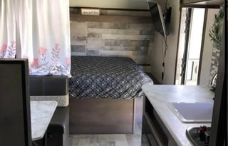 Coleman Lantern LT 17B Travel Trailer