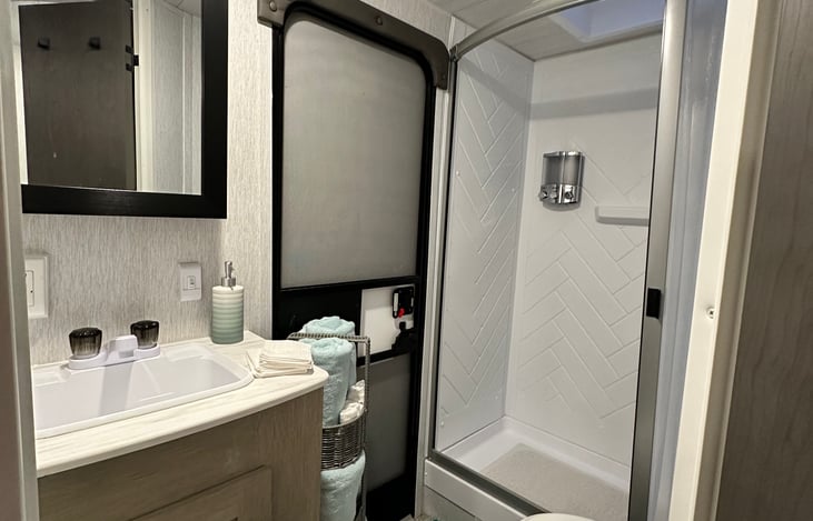 BATHROOM WITH BODY WASH, SHAMPOO & CONDITIONER