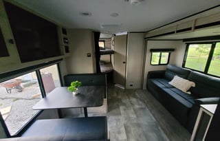 2023 Luxurious Family-Friendly Apex Ultra-Lite