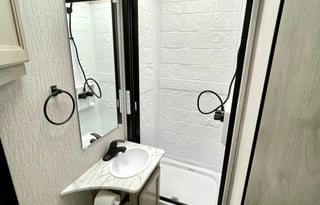 Modern RV – Pet Friendly, Easy, & Road-Trip Ready!