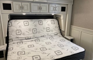 2022 Fleetwood RV Discovery 38N