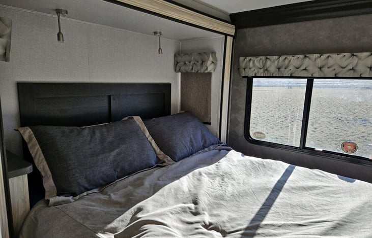 Bedroom / Queen Size Bed