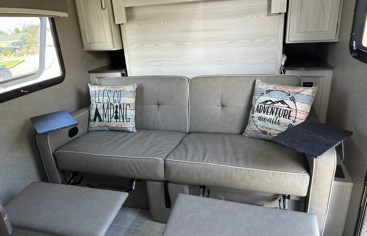 Configurations available to promote comfort. Small tables are removable.