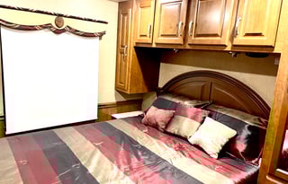 Challenger Luxury Class A Sleeps 4