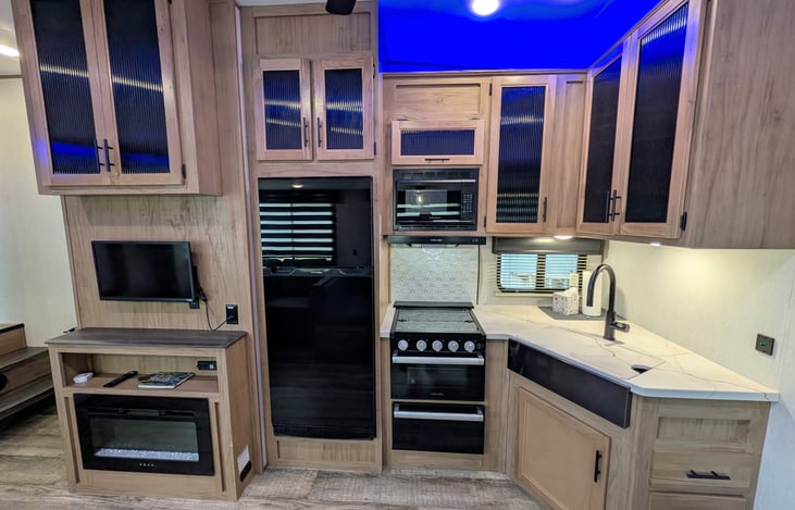 This impressive Cherokee Arctic Wolf 287BH Limited is spacious and loaded with comfortable features. Sleeps up to 10. Two bedrooms with separate bunkroom. Outdoor kitchen, solar and much more.