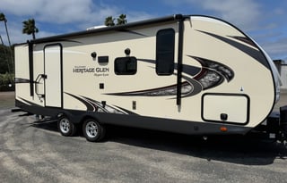 Nice and Ready to camp - with large bathroom!