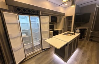 LUXURY 2 BED, 2 BATH RV W/ PRIVATE SUITE & ENTRY