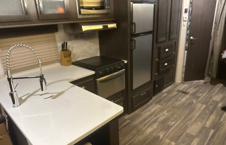 Kitchen sink & prep space