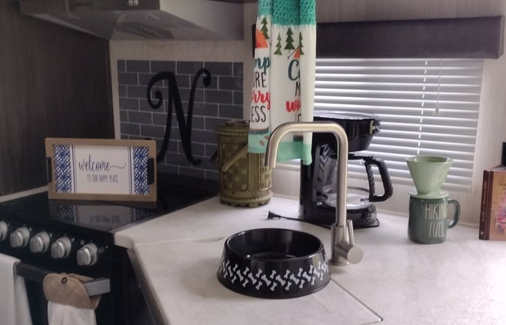 Kitchen has gas range, oven, microwave and of course the COFFEE POT!!!