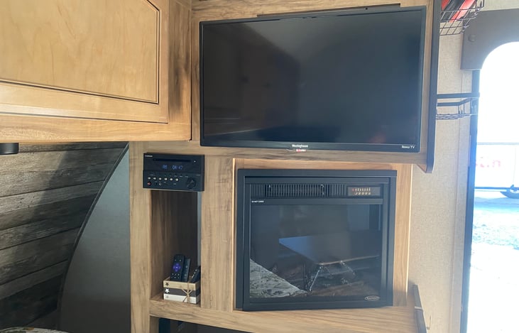 RADIO WITH DVD AND CD PLAYER.  BLUETOOTH.  ROKU TV.  FIREPLACE.