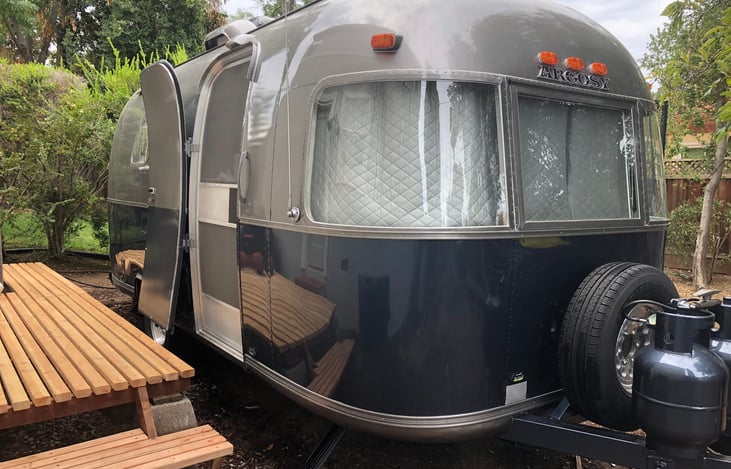 This is the exact location for the rental- clean deck to enter the airstream with direct access from the garden with parking space - plug for EV is possible