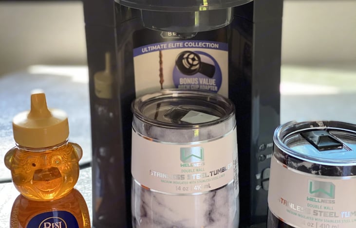 Single serve coffee maker that uses pods or grounds.