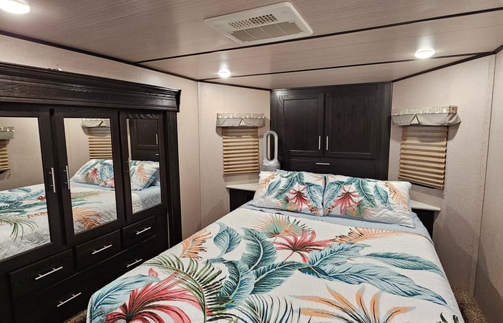 Master Suite Queen Bed