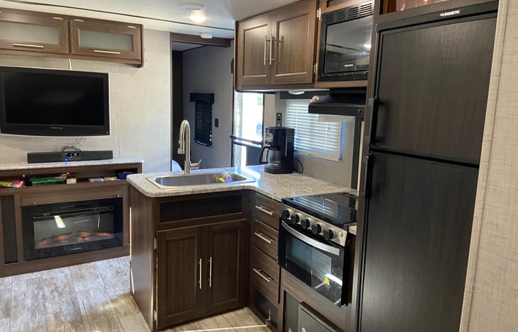 TV & fireplace. Fridge, stove, oven & microwave. Toaster & coffee maker also included. Also kitchen utensils, as well as plastic dishes. Most things you would need for your stay