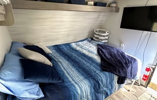 Cute and comfy 2023 Coleman lantern, 17R