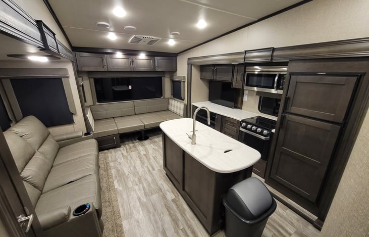 Rear bed converts to U-shape dinette