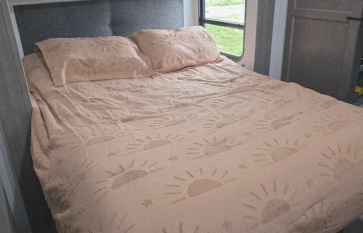 Master Bedroom - Queen Bed