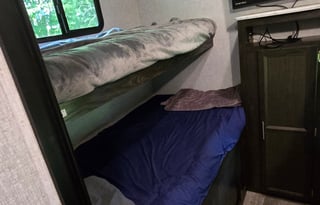 Family Friendly bunkhouse with large couch