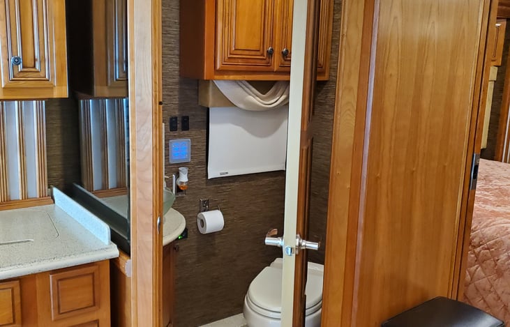 1/2 bath off the livingroom