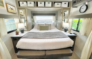 Luxurious, cozy glamper, outdoor kitchen + more!