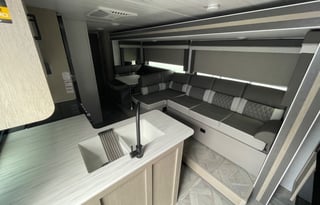 Pet Friendly Luxury Family Retreat on Wheels